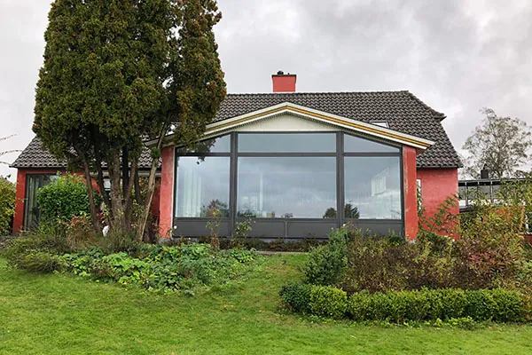 Stort vinduesparti i gavl på sommerhus